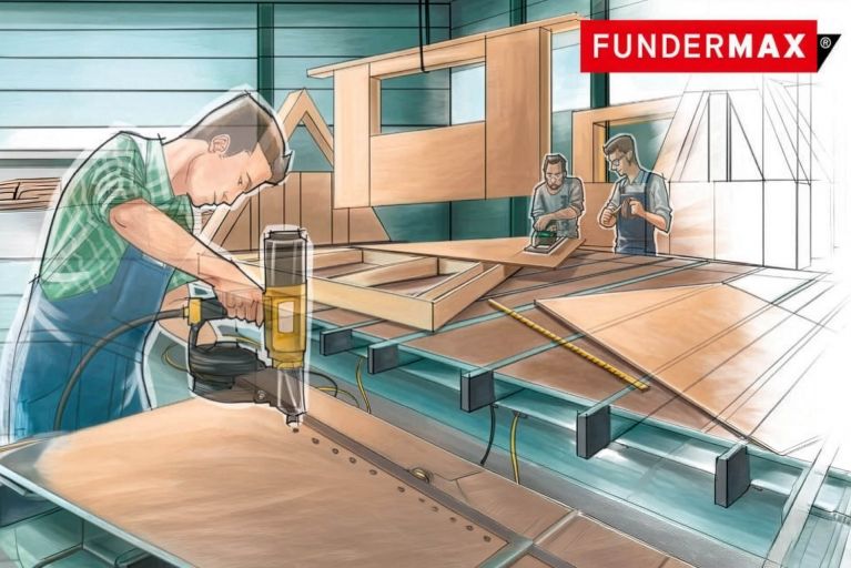 Drei Männer arbeiten an Holzbrettern in einer Werkstatt mit Fundermax-Logo.